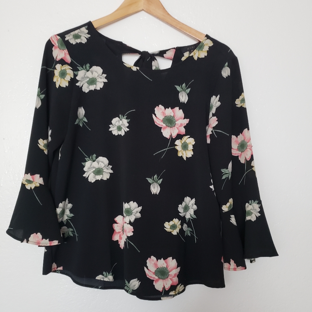 Floral bell sleeve blouse